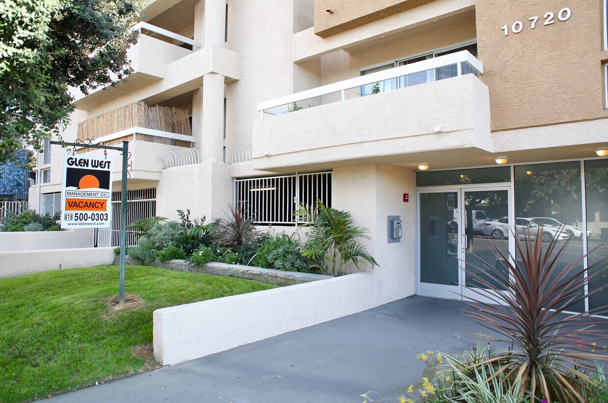 Front Walk Entry - 10720 Palms Blvd