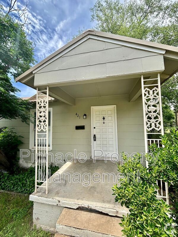 Building Photo - 421 S Van Buren St
