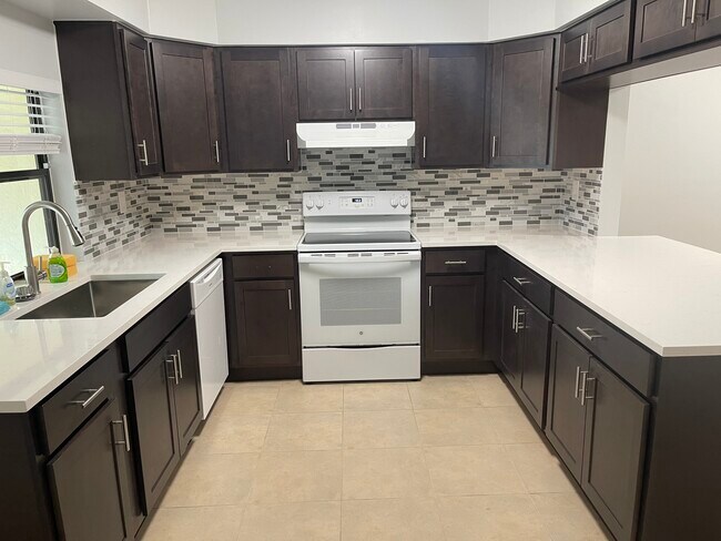 Cocina reformada - 2051 Cove Ln