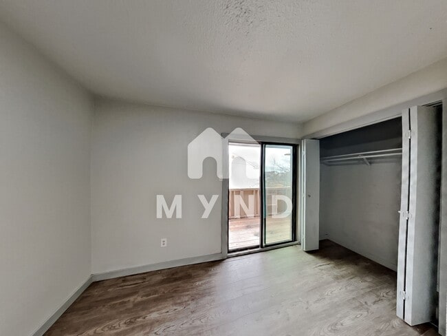 Building Photo - 624 E 3rd St Apt 307
