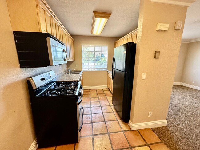 Foto del edificio - Bright 2nd floor Condo in Rolando near SDS...