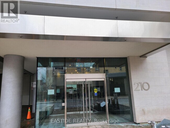 Building Photo - 210 Simcoe St