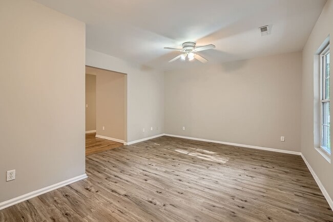 Foto del edificio - Affordable 2 Story Home - Fresh Paint - New flooring Large Lot - Close to Downtown Atlanta