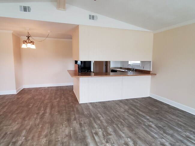 Foto del edificio - For Lease - Spacious 3 BR|1 BA Home, 10 Mi...