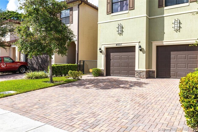 Building Photo - 4851 NW 57th Ct