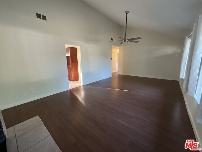 Foto del edificio - 243 S Sutter Ave
