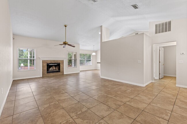 Foto del edificio - 3 Bedroom, 2 Bath Home in Broadmoor