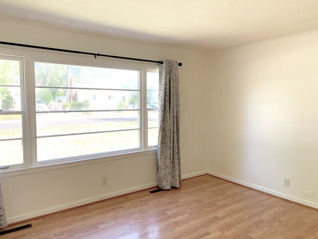 Building Photo - 8709 Shady Ln