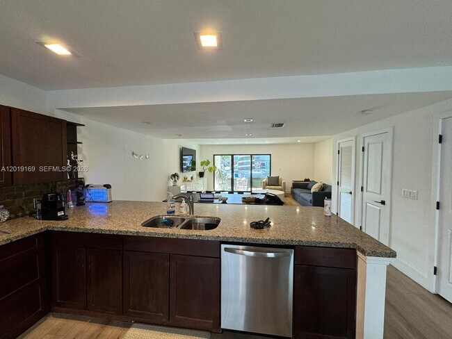 Foto del edificio - 3720 NE 167th St
