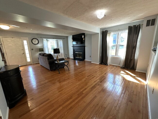 Building Photo - Lovely End Unit Townhome in Avondale Run!