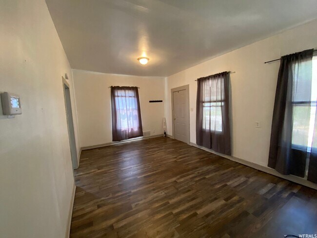 Foto del edificio - Spacious 4-Bedroom Rental with Basement and 4 Parking Spots in a Tranquil Neighborhood