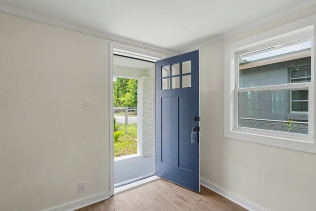 Building Photo - 3 BED | 1 BATH | HUNTER ARMY AIR FIELD