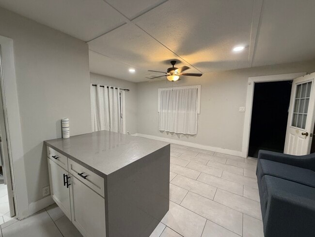 Building Photo - 9430 Lomita Dr