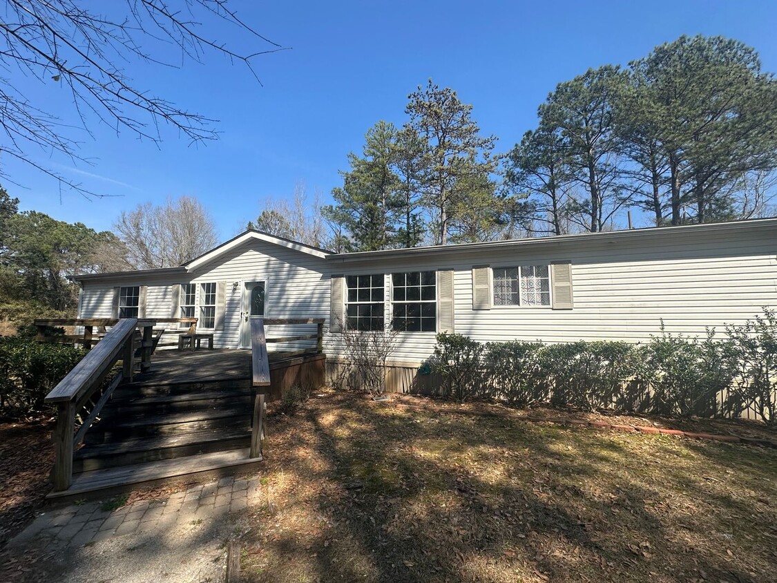 Primary Photo - Country setting, lots of yard, and CHECK O...