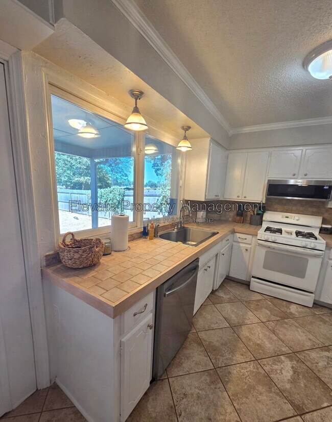 Building Photo - 4225 Clendon Way