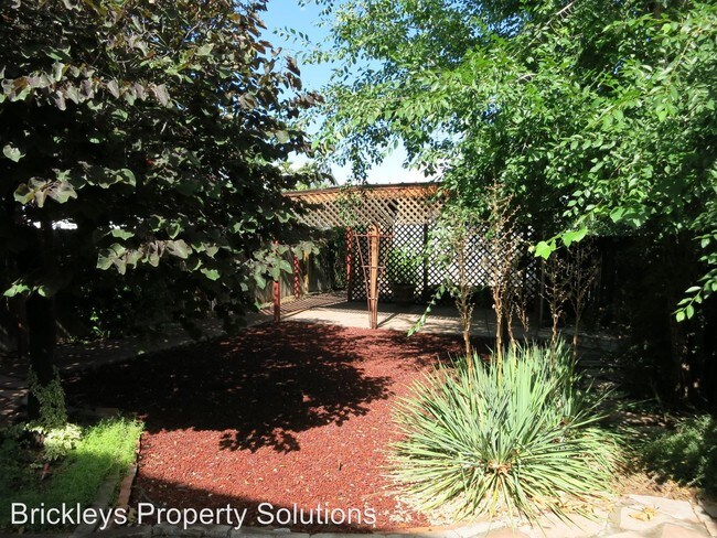 Building Photo - 376 Los Ranchos Rd NW