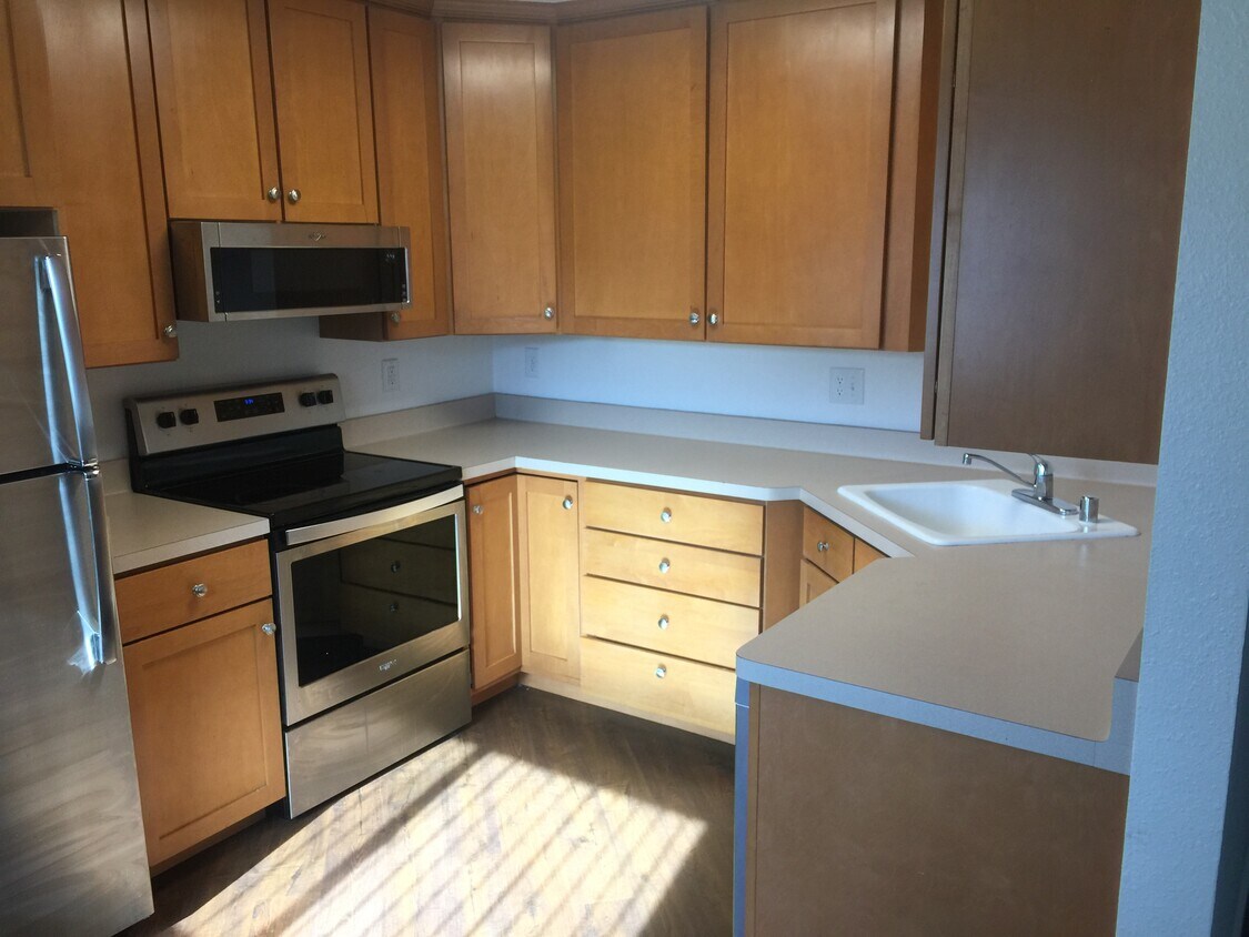 Primary Photo - 4290 Payne Ave