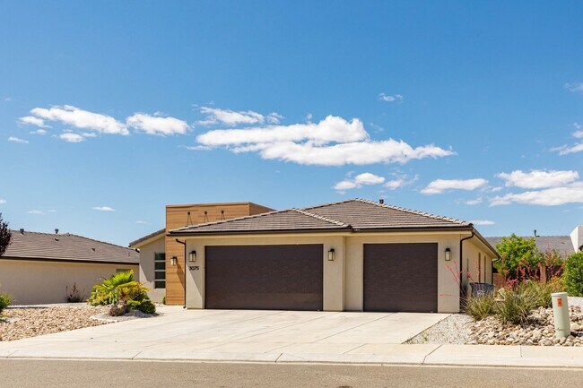 Building Photo - 3 bed plus office / 2.5 bath / 3 car Single Story with Community Pool!
