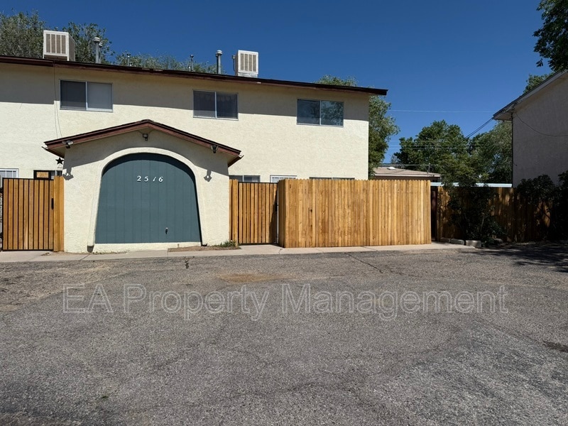 Foto principal - 2516 Chelwood Park Blvd NE
