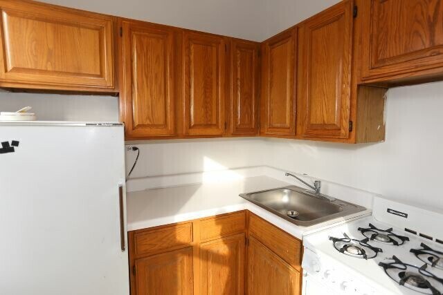 Building Photo - 711 W Belmont Ave