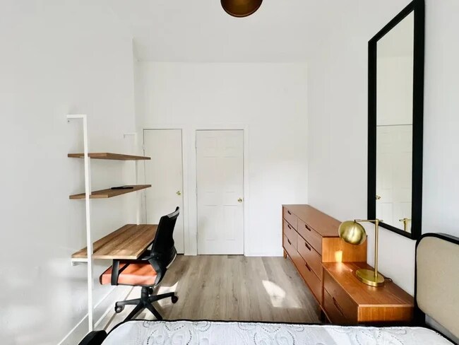 Foto del edificio - Furnished room/NOT APARTMENT