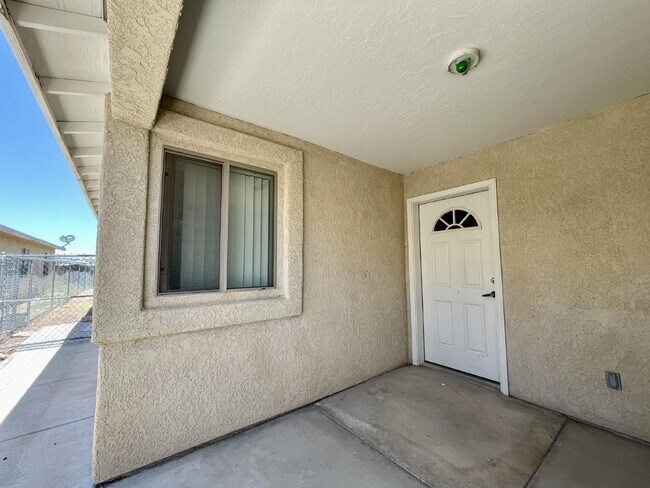 Building Photo - 3 bed 2 bath 2 car garage with a fenced ya...