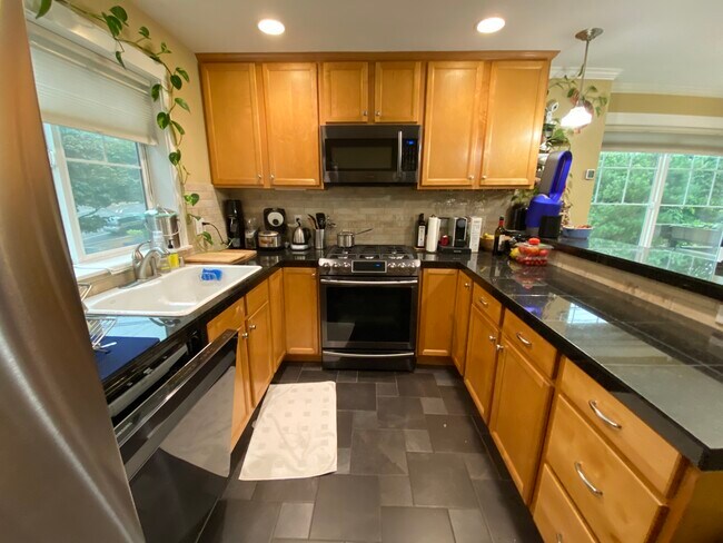Cocina con electrodomésticos de alta gama prácticamente nuevos. - 1138 15th Ave