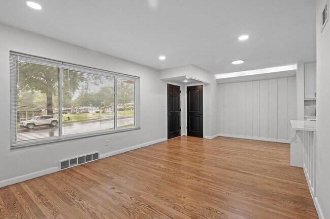 Foto del edificio - 8015 Canton Ave