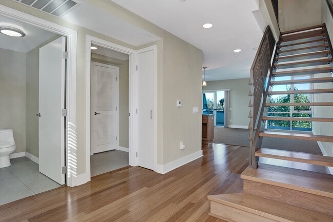 Building Photo - Hillcrest Top Floor Corner Unit 2 Bed 2.5 Bath