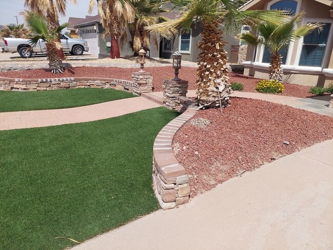Building Photo - 4 BEDROOM 2 BATHROOM HOME 3 CAR GARAGE HOM...