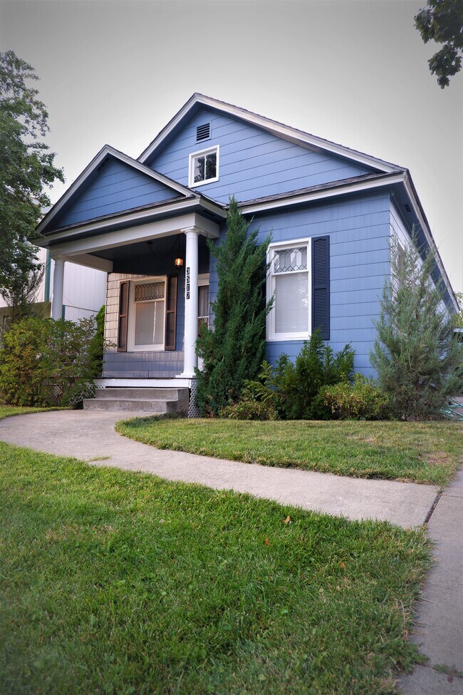 Building Photo - 3517 E 32nd Ave