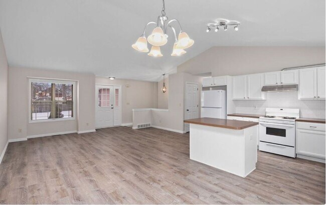 Foto del edificio - Spacious Duplex for Lease - 4 Bedrooms 2 F...