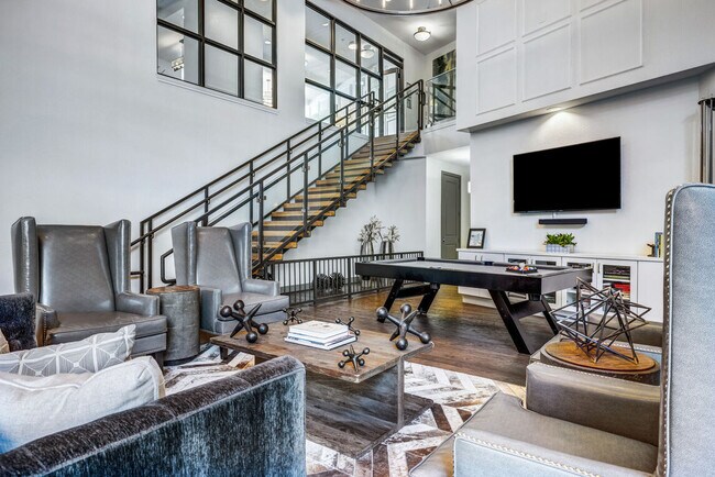 Building Photo - Your Haven in the Heart of the City:  3 BR...