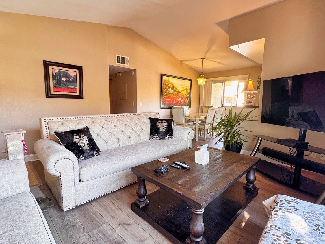 Foto principal - Beautiful and Bright 2-Bedroom Condo