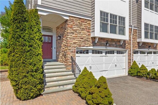 Building Photo - 32 Hidden Ridge Ct