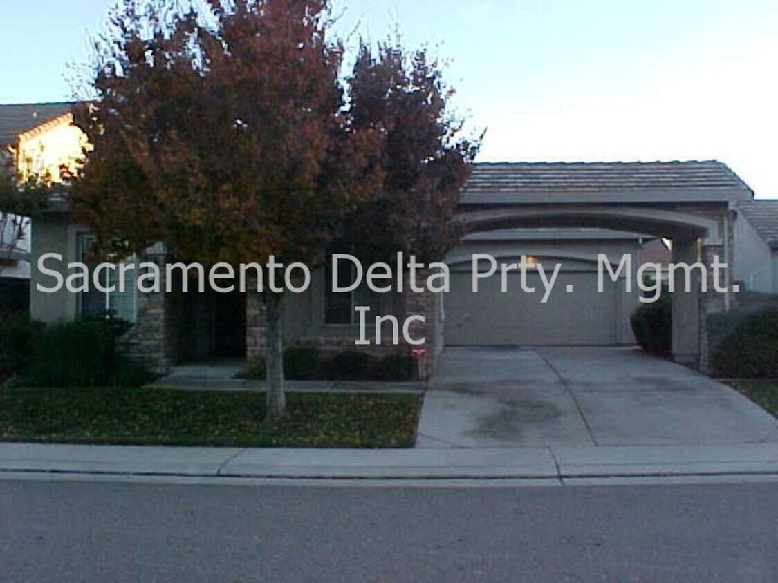 Foto principal - Beautiful Single Story Home in Highly Desi...