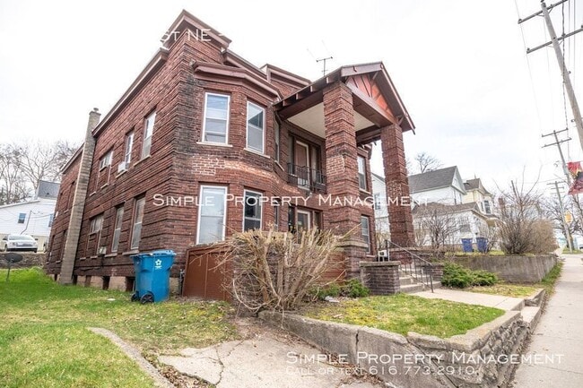 Building Photo - 610 Michigan St NE