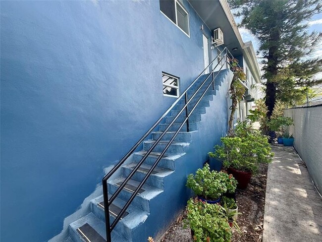 Foto del edificio - 530 NE 34th Ct