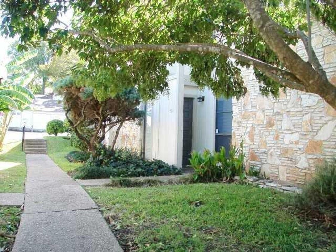 Primary Photo - Cute 2 bedroom/2 bath Townhouse in Timber ...