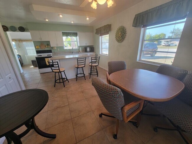 Foto del edificio - 8385 Aero Ave