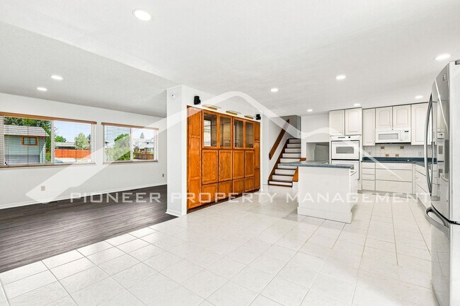Foto del edificio - Spacious Home with Central AC and Traditional Wood Features