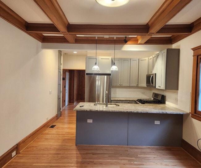 Building Photo - 136 Elgin Ave