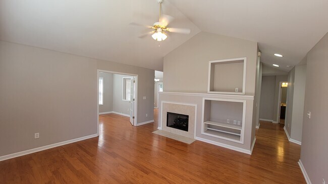 Building Photo - 905 Somerton Pl