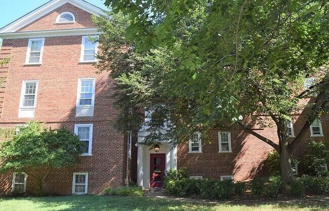 Foto del edificio - Lofted Living in McLean Gardens!