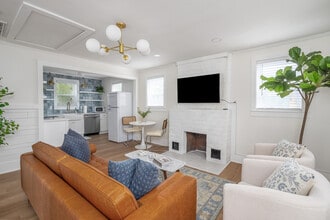 Building Photo - 504 Maupas Ave