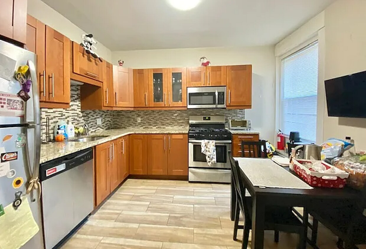 Building Photo - Charming 4 Bedroom- No Broker Fee
