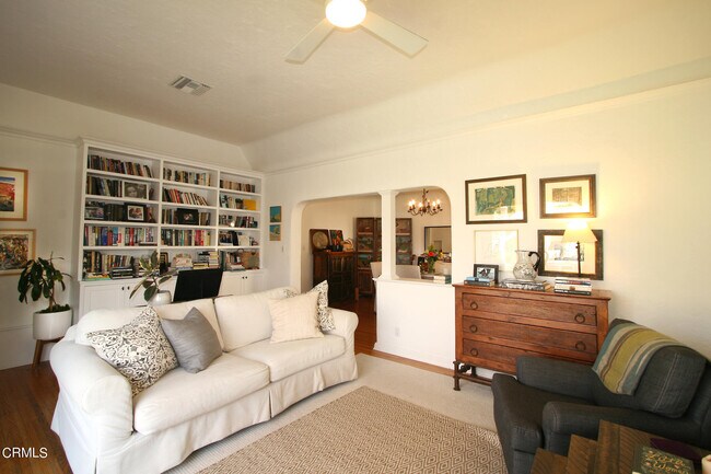 Building Photo - 526 Floral Park Terrace