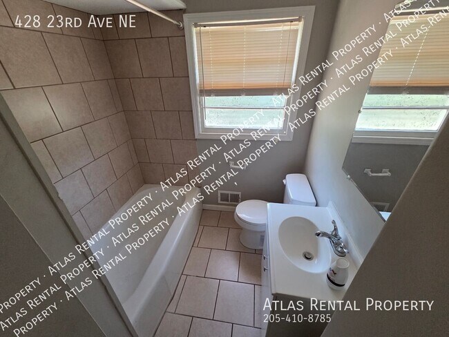 Foto del edificio - 428 23rd Ave NE