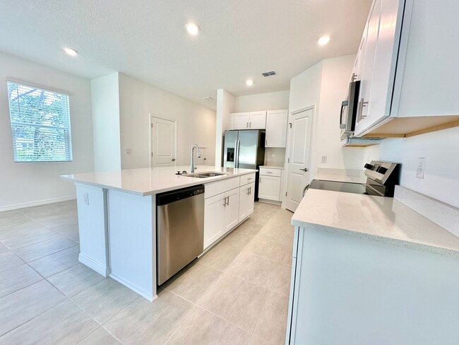 Building Photo - Freshly completed 3Bedrooms/2.5Baths End-U...