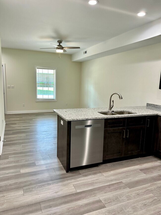 Family Room - 208 Fairway Ln